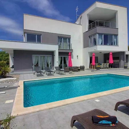 Vila Beautiful Modern Windrose In *